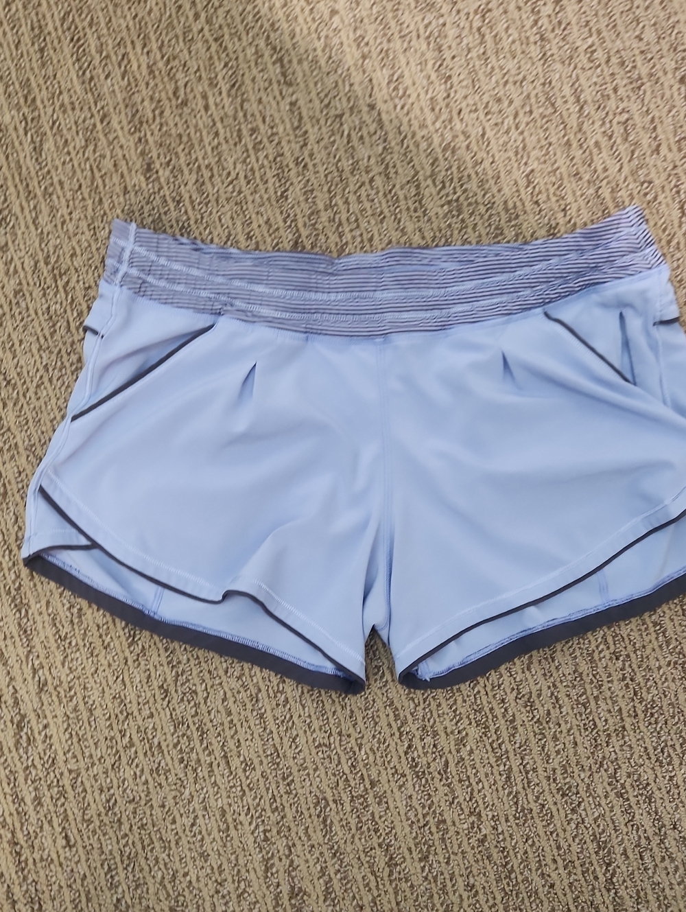 Lululemon Shorts Size 8 - Picture 14 of 16